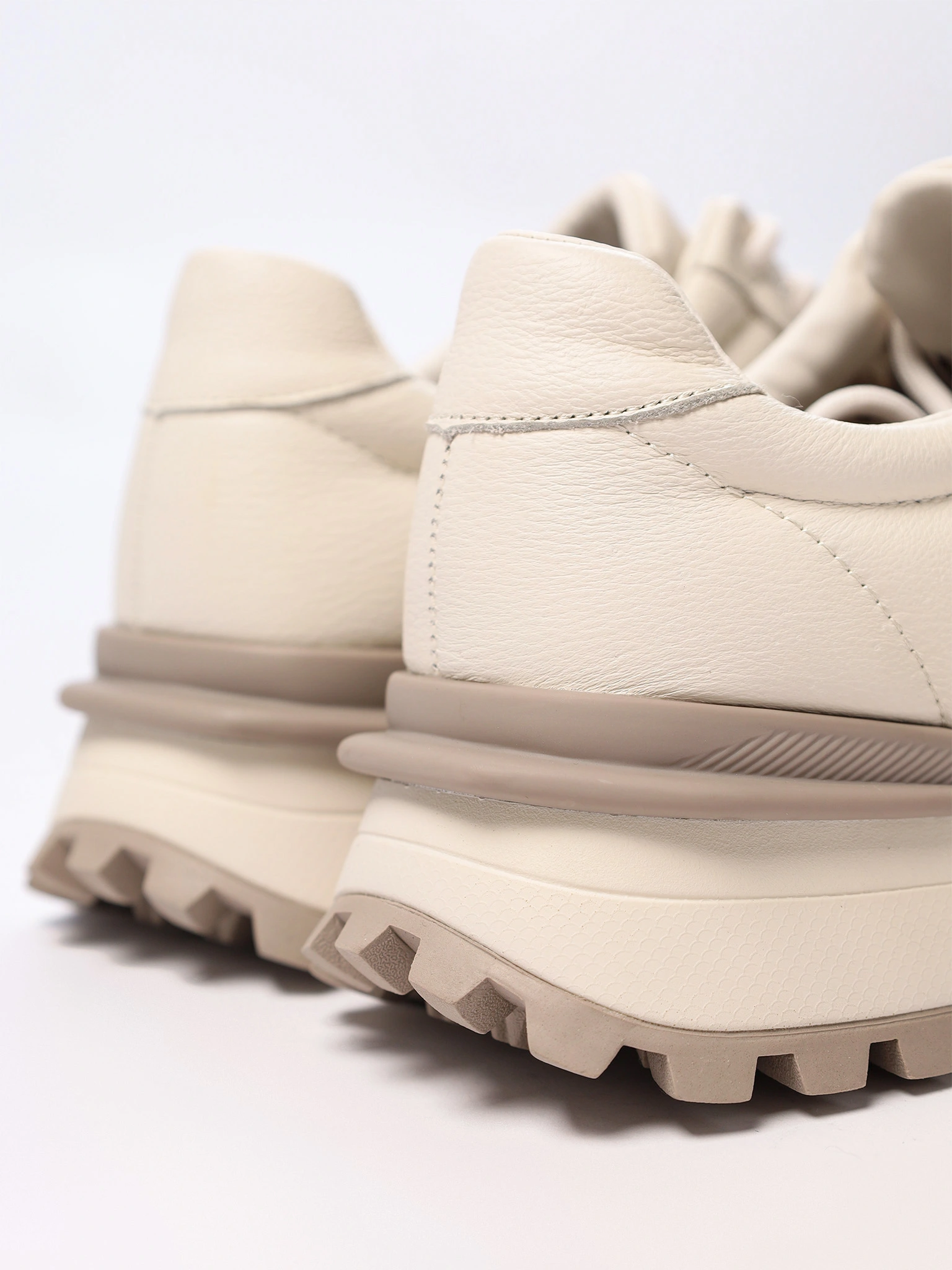 Кроссовки белого цвета на рельефной подошве